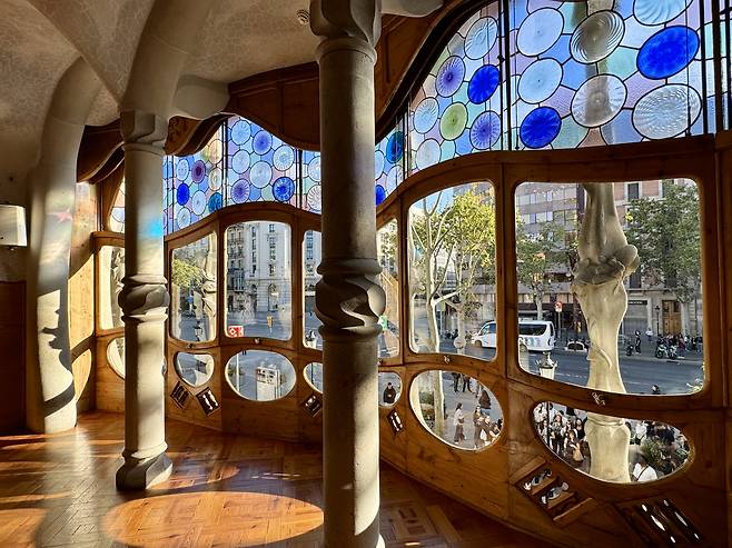 카사 바트요(Casa Battlo) 내부. 방문객들에게 인기가 높은 인증샷 지점은 예외 없이 스테인드글라스나 색채 타일로 마감된 벽면 앞이다./박진배