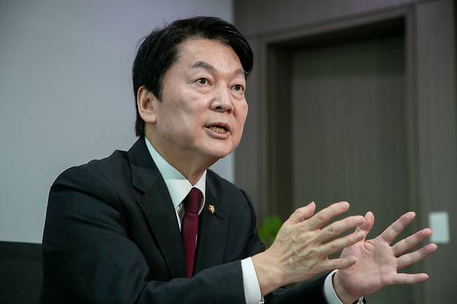 15일 서울 여의도 국회의사당 의원회관에서 국민의힘 안철수 공동선거대책위원장이 본지와의 인터뷰를 갖고 있다./장련성 기자