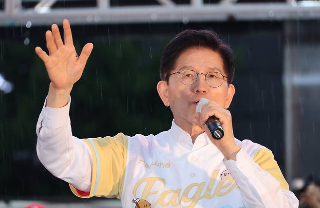 김문수 국민의힘 대통령 후보가 16일 오후 대전 중구 으능정이거리에서 가진 유세에서 한화 이글스 유니폼을 입고 시민들에게 지지를 호소하고 있다./뉴스1