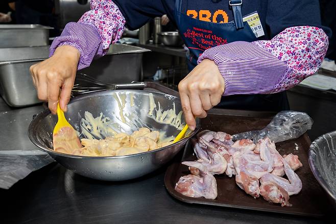 한 중년 교육생이 닭날개에 반죽옷을 입히고 있다. 최저임금 상승과 고용주 의무 강화로, 신규 가맹점주들은 대개 처음부터 아르바이트생을 쓰지 않고 가족끼리 해나가는 경우가 많다고. /이건송 영상미디어 기자