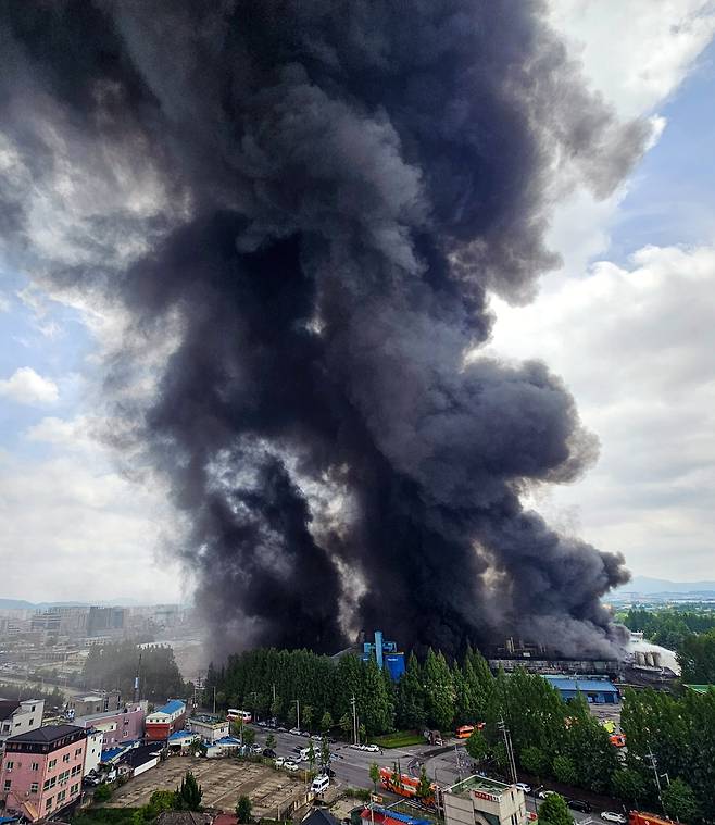 17일 오전 광주광역시 광산구 소촌동 금호타이어 광주공장에서 대형화재가 발생해 검은 연기가 하늘 뒤덮고 있다. 타이어 원료인 생고무가 타면서 진압에 어려움을 겪고 있다./김영근 기자