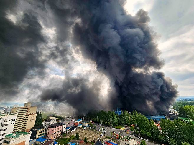 17일 오전 광주광역시 광산구 소촌동 금호타이어 광주공장에서 대형화재가 발생해 검은 연기가 하늘 뒤덮고 있다. 타이어 원료인 생고무가 타면서 진압에 어려움을 겪고 있다./김영근 기자