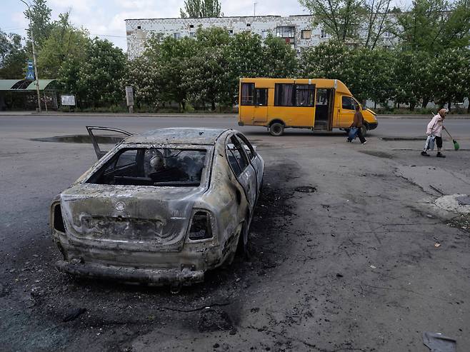 우크라이나 당국이 16일 러시아의 드론 공격을 받아 피해를 봤다고 올린 차량 사진들./우크라이나 당국·연합뉴스