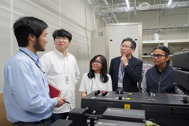 김유수(오른쪽 두 번째) IBS 양자변환연구단장 겸 GIST 화학과 교수가 연구단 소속 연구자들과 이야기를 하고 있다. 왼쪽부터 가와구치 료 선임연구원, 안종국 박사후연구원, 마리아 발고스 선임연구원, 김유수 단장, 라파엘 자쿨비아 연구위원./GIST