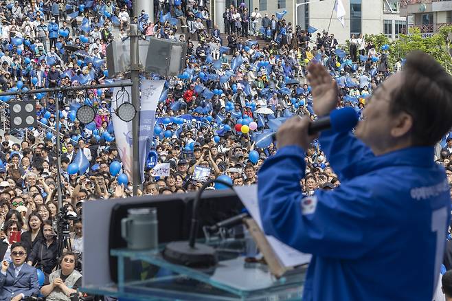 17일 광주광역시 서구 김대중컨벤션센터 광장에서 열린 더불어민주당 이재명 대통령 후보의 집중 유세에서 시민들이 이 후보의 연설을 듣고 있다. /뉴스1