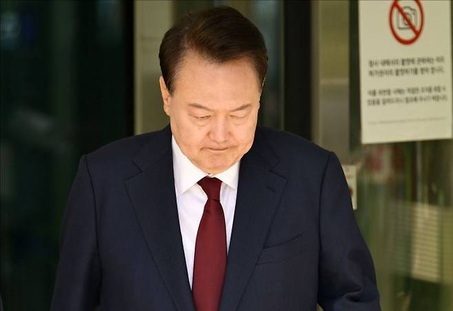 12·3 비상계엄 사태와 관련해 내란 우두머리 혐의 등으로 기소된 윤석열 전 대통령이 지난 12일 서울 서초구 서울중앙지방법원에서 열린 3차 공판에서 오전 공판을 마치고 법원을 나서고 있다. ⓒ사진공동취재단