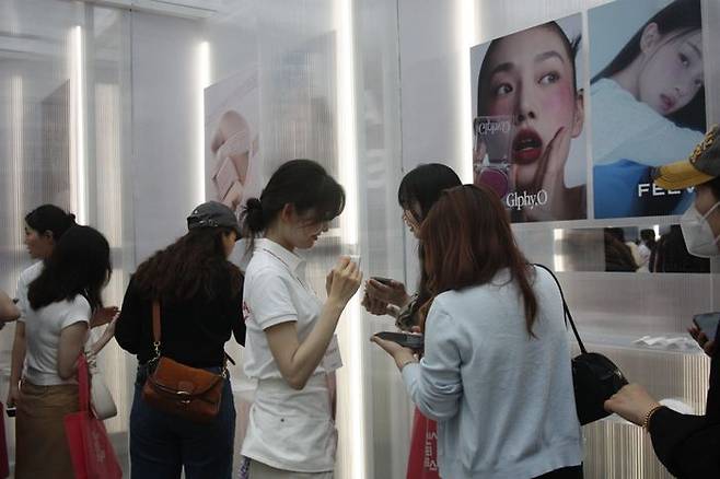 외부에 마련된 '오직 무신사 뷰티존'에는 무신사가 직접 큐레이션한 라이징 브랜드 30곳이 참여해 총 69종의 단독 상품이 진열돼 있다.ⓒ데일리안 남가희 기자