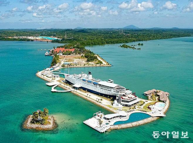 앵커(닻) 모양 섬 위에 있는 둘로스 포스 더 쉽 호텔.