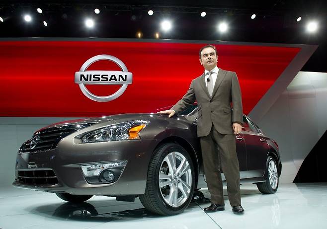 카를로스 곤 전 회장은 2010~2014년 자신의 보수를 실제보다 50억엔 적게 기재하고, 부동산과 요트 등을 회사 돈으로 산 혐의로 일본 검찰에 체포됐다. 곤 회장 측은 혐의 내용 자체는 사실이지만 이는 모두 회사 경영진들과 사전 상의해서 진행한 거라 문제 없다고 주장한다. 브라질에서 태어난 레바논계 프랑스인인 카를로스 곤은 일본 탈출 뒤 레바논에서 지내고 있다. 동아일보 DB