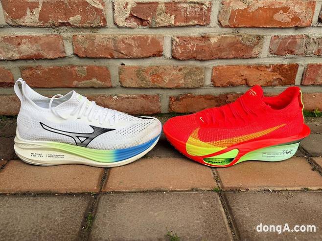 미즈노 네오젠(왼쪽), 나이키 알파플라이3 러닝화. 김상준 기자.