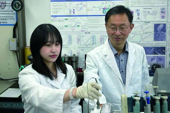 김 교수가 이끄는 바이오케미랩은 박사과정생을 중심으로 학부생, 석사과정생까지 함께 연구개발에 몰두하고 있다. 김범수 제공