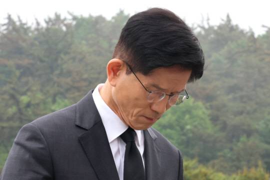 국민의힘 김문수 대선 후보가 17일 광주 북구 국립 5·18 민주묘지를 찾아 참배하고 있다. [공동취재·연합뉴스]