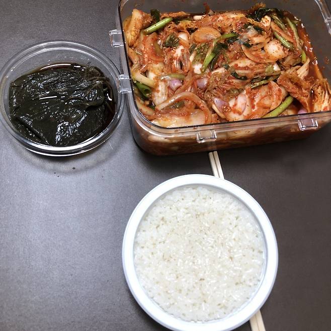 IMG_5355.jpeg 겉절이김치 간장깻잎에 햇반