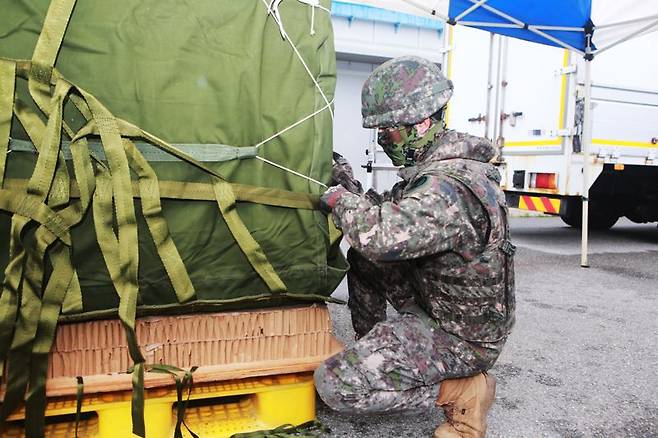 지상군구성군사령부는 지난 9일부터 16일까지 2·5군단(군수지원여단, 특공연대) 및 2신속대응사단과 육군항공사령부, 공군작전사령부, 공중기동정찰사령부, 공군군수사령부, 미해병대 1해병보급단 등 한미 양국군 장병 220여 명이 참가한 '2025년 전반기 연합합동 공중재보급 훈련'을 실시했다. 이번 훈련은 전시 열악한 지상 병참선을 극복하고 우리 군의 작전지속지원능력을 유지 및 발전시키기 위해 계획됐다. 사진은 아군에게 전달할 재보급 물자(탄약, 식량, 의약품 등)를 종류 및 크기별로 구분하여 포장 및 의장을 하는 모습. 육군 제공
