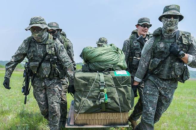 지상군구성군사령부는 지난 9일부터 16일까지 2·5군단(군수지원여단, 특공연대) 및 2신속대응사단과 육군항공사령부, 공군작전사령부, 공중기동정찰사령부, 공군군수사령부, 미해병대 1해병보급단 등 한미 양국군 장병 220여 명이 참가한 '2025년 전반기 연합합동 공중재보급 훈련'을 실시했다. 이번 훈련은 전시 열악한 지상 병참선을 극복하고 우리 군의 작전지속지원능력을 유지 및 발전시키기 위해 계획됐다. 사진은 ​목표지점에 정확히 투하된 재보급 물자를 아군부대가 회수하고 있는 모습. 육군 제공