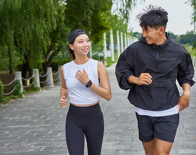 심박수가 최대 심박수의 60~70%에 달하는 존2 운동은 수다를 떨면서 설렁설렁 하는 것 같은데 운동 효과가 크다. 걷는 것도 아니고 뛰는 것도 아닌 것 같은 슬로 조깅이 대표적 운동이다. 게티이미지뱅크