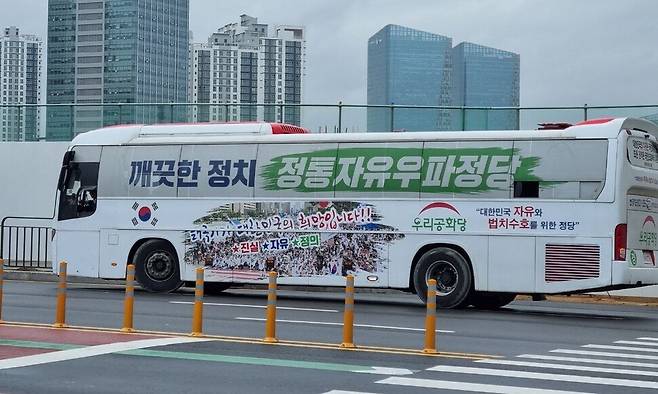 16일 김문수 후보 동탄 유세 현장 근처에서 대기하는 우리공화당 버스 사진. 전광준 기자 light@hani.co.kr