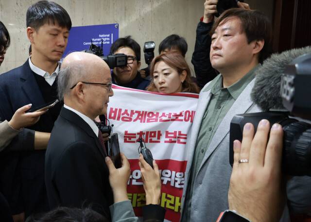 안창호 지난해 12월10일 서울 중구 한국프레스센터에서 열린 세계인권선언 기념일 76주년 행사에 입장하려다 ‘국가인권위원회 바로잡기 공동행동’ 활동가들에게 저지당하고 있다. 김혜윤 기자 unique@hani.co.kr