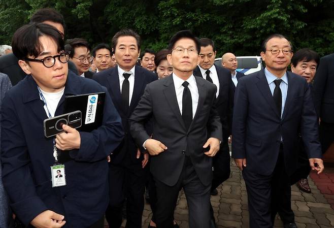 국민의힘 김문수 대선 후보가 17일 광주 북구 국립 5·18 민주묘지를 찾아 참배하기 위해 이동하고 있다. 연합뉴스