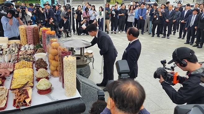김문수 국민의힘 대선 후보가 17일 광주광역시 북구 국립5·18민주묘지를 찾아 추모탑에 분향하고 있다. 김용희 기자 kimyh@hani.co.kr