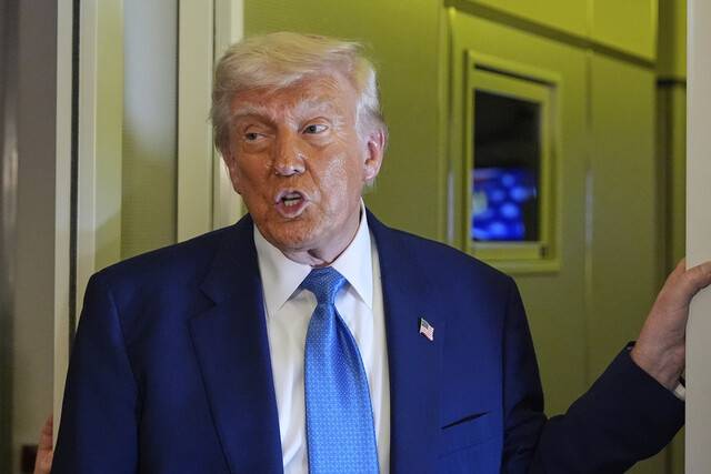 도널드 트럼프 미국 대통령이 16일(현지시각) 중동 3개국 순방을 마치고 아랍에미리트 아부다비 국제공항을 출발하기 전 전용기 에어포스원에서 말하고 있다. AP 연합뉴스