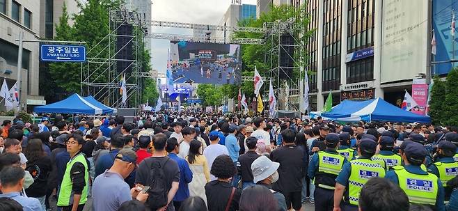 5·18민중항쟁 45주년 기념일을 하루 앞둔 17일 광주 금남로가 5·18 전야제 공연을 보려는 시민들로 붐비고 있다. 김용희 기자 kimyh@hani.co.kr