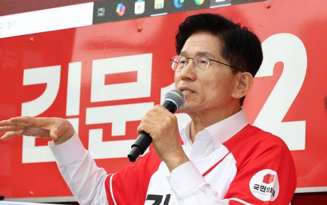 김문수 국민의힘 대선 후보가 16일 경기 화성시 동탄역 앞에서 광역급행철도(GTX) 전국화 공약을 발표하고 있다. 하상윤 기자