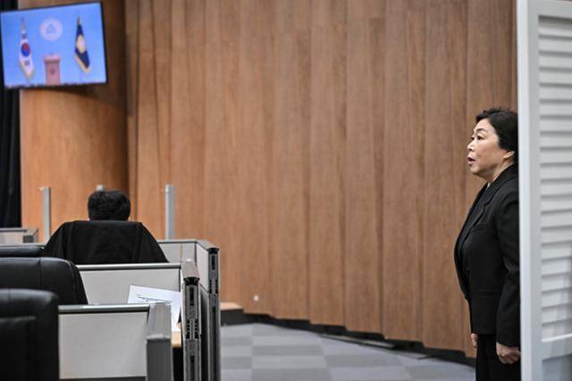 한은희 국회 수어 통역사가 지난달 17일 국회 소통관에서 다음 기자회견 수어 통역 준비를 하고 있다. 정다빈 기자