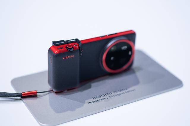 '샤오미 15 울트라'에 '포토그래피 키트 레전드 에디션'을 장착하면 디지털 카메라와 구분이 힘든 디자인이 나온다. 셔터 버튼과 줌 조절을 위한 레버 등도 실제 카메라와 동일한 기능을 한다. 샤오미 제공