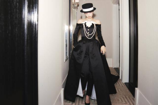 제니가 착용한 멧 갈라 의상은 샤넬 장인들이 무려 330시간 이상의 시간을 들여 완성한 것으로 알려졌다. OA엔터테인먼트 제공