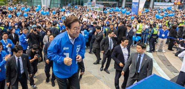 이재명 더불어민주당 대통령 후보가 17일 광주광역시 서구 김대중컨벤션센터 광장에서 열린 집중 유세에서 연단에 오르고 있다. 뉴스1