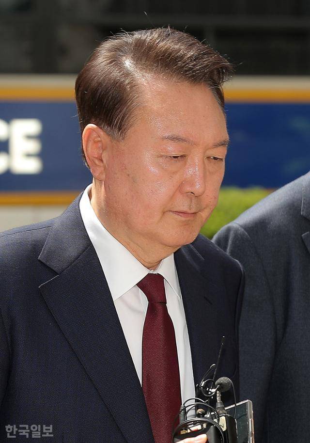 내란 우두머리 혐의로 기소된 윤석열 전 대통령이 지난 12일 서초구 서울중앙지법에서 열린 공판에 출석하고 있다. 사진공동취재단