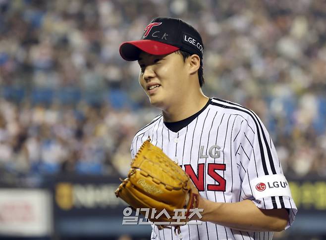 15일 오후 잠실야구장에서 열린 2025 프로야구 키움과 LG 경기. LG 선발 임찬규가 6회 2사 3루서 이주형을 좌익수 플라이아웃으로 잡고 이닝을 종료하며 미소 짓고 있다. 잠실=정시종 기자 capa@edaily.co.kr /2025.05.15.