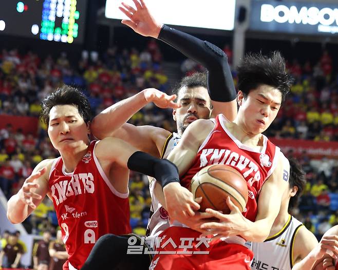 안영준과 김태훈이 17일 오후 서울 잠실학생체육관에서 열린 2024-2025 KCC 프로농구 서울SK와 창원LG의 챔피언결정전 7차전에서 마레이에 앞서 리바운드를 따내고 있다.잠실=김민규 기자 mgkim1@edaily.co.kr /2025.05.17/