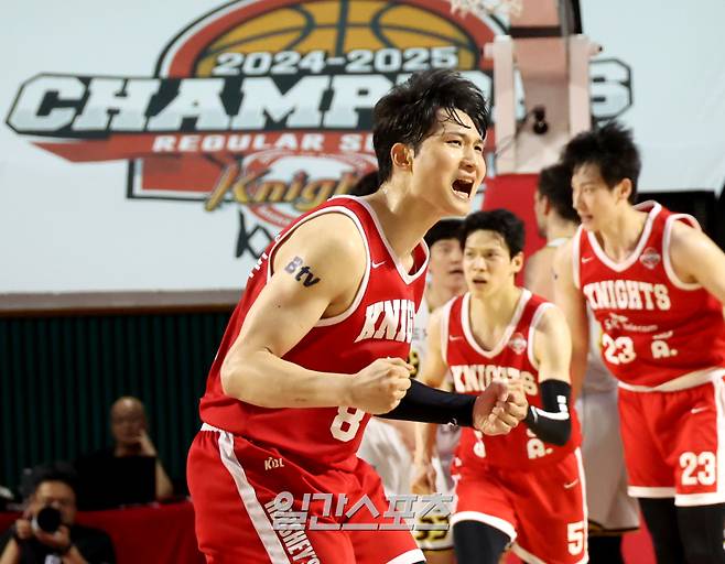 안영준이 17일 오후 서울 잠실학생체육관에서 열린 2024-2025 KCC 프로농구 서울SK와 창원LG의 챔피언결정전 7차전에서 4쿼터 동점을 만드는 3점슛을 성공하고 포효하고 있다. 잠실=김민규 기자 mgkim1@edaily.co.kr /2025.05.17/