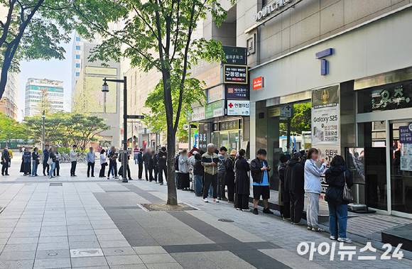 지난 4월 서울 한 T월드 매장에 유심을 교체하러 온 SK텔레콤 고객들이 줄을 지어 서 있다. [사진=정소희 기자]