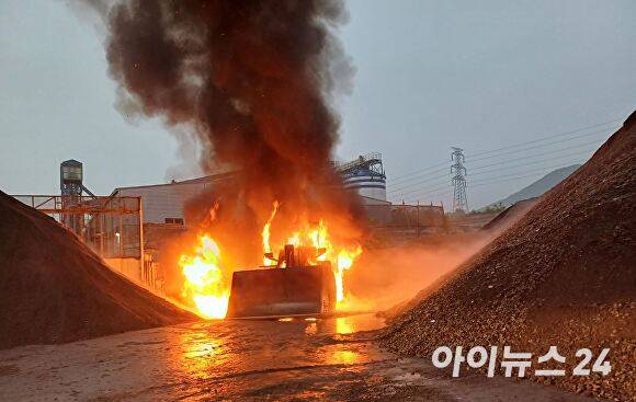 16일 오후 6시 48분쯤 경주시 강동면 다산리에서 발생한 중장비 화재 현장. [사진=경북소방본부]