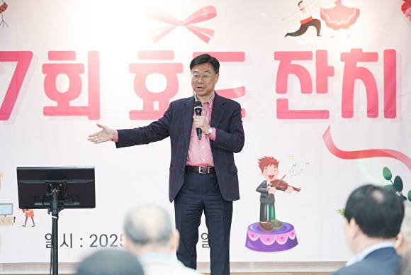 신상진 시장이 17일 ‘보통골 효잔치’ 참석해 인사말을 하고 있다. [사진=성남시]