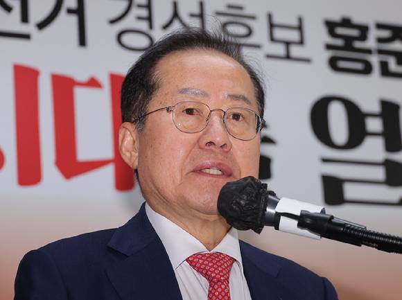 홍준표 전 대구시장이 지난달 29일 국민의힘 대선 경선에서 탈락한 직후 서울 여의도 대하빌딩 선거 캠프 사무실에서 정계 은퇴 관련 기자회견을 하고 있다. [사진=연합뉴스]