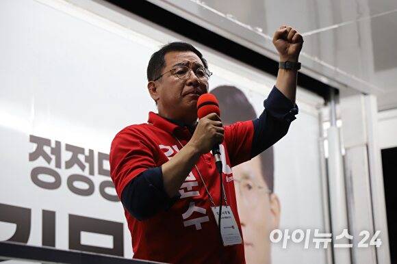 17일 오후 7시 포항시 철길숲 한터마당에서 제21대 대통령 선거를 앞두고 국민의힘 이상휘 의원이 김문수 대통령 후보 지지를 호소하고 있다. [사진=이상휘 후보 사무실]