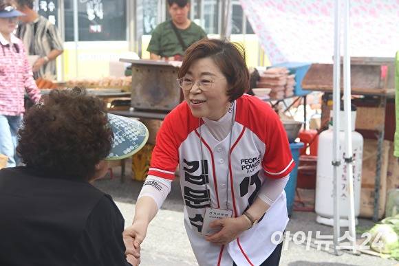 김정재 의원이 김문수 대통령 후보 지지를 호소하고 있다. [사진=김정재 의원 사무실]