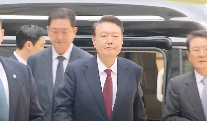 12·3 비상계엄 사태와 관련해 내란 우두머리 혐의 등으로 기소된 윤석열 전 대통령이 12일 서울 서초구 서울중앙지방법원에서 열린 3차 공판에 출석하는 모습. (SBS 캡처)