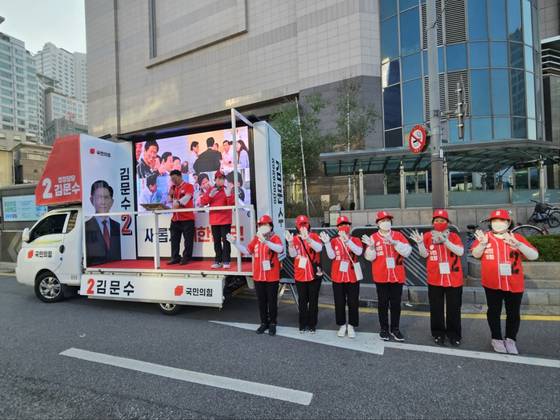 14일 서울 강동구 천호사거리에서 유세차량에 오른 국민의힘 서울시의회 의원들이 선거운동원들과 김문수 국민의힘 대선 후보를 홍보하며 출근길 시민들에게 지지를 호소하고 있다. 신수민 기자