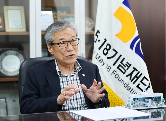 원순석 5·18기념재단 이사장이 5·18민주화운동 45주년을 맞아 광주광역시 서구 재단 사무실에서 중앙SUNDAY와 인터뷰하고 있다. 장정필 객원기자