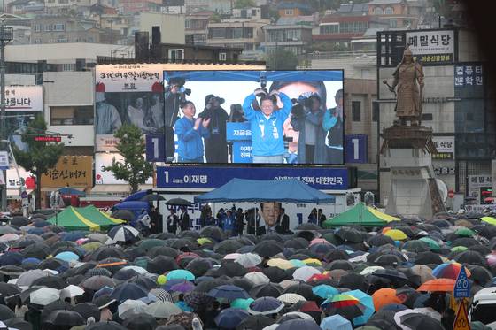 여수시민들이 지난 15일 전남 여수시 이순신광장에서 이재명 더불어민주당 대선 후보의 유세 연설을 듣기 위해 모여 있다. 김성룡 기자