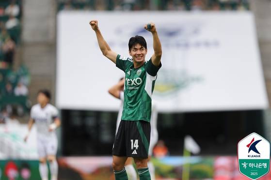 전북 현대 공격수 전진우가 FC 안양과의 경기에서 멀티 골을 터뜨리며 2-0 승리를 이끌었다. 득점 직후 환호하는 전진우. 사진 프로축구연맹