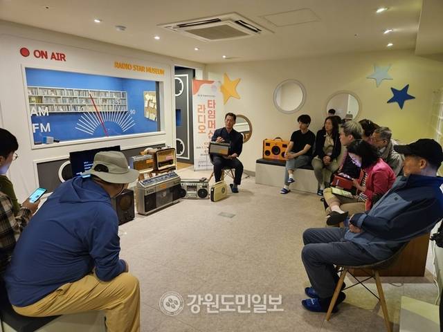 ▲ 김형호 MBC강원영동 기자가 시대별 라디오와 블루투스 등을 활용한 다채로운 라디오 음악듣기 체험을 진행하고 있다.