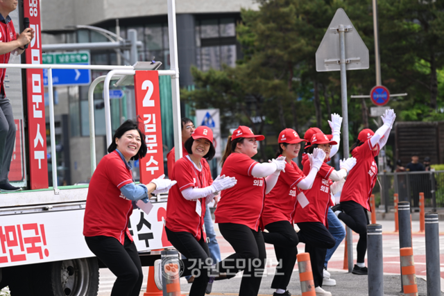 ▲&nbsp; 국민의힘 소속 지방의원과 선거운동원들이 17일 오전 춘천 풍물시장 앞에서 김문수 대선 후보 선거 로고송에 맞춰 율동을 하고 있다. 김정호 기자