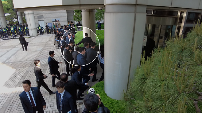내란 우두머리 혐의로 재판을 받고 있는 윤석열 전 대통령이 처음으로 법원에 공개 출석하는 과정에서, 경호원들은 윤 전 대통령에게 질문하려는 KBS 기자의 두 팔과 허리 등을 강하게 잡아 끌며 취재를 방해하고 있다.     편집 : 김종선
