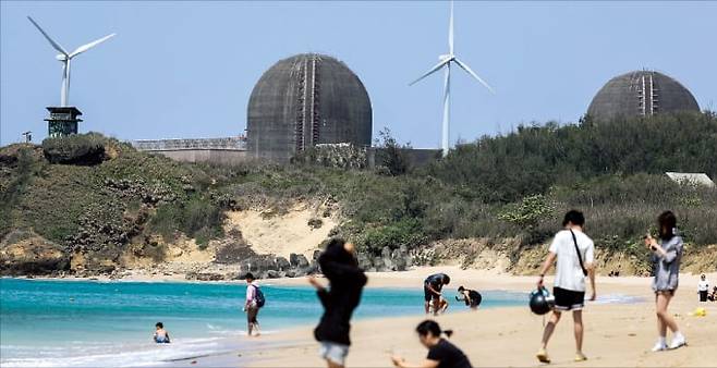 대만 남부 핑둥 해변 인근에 있는 대만 제3원전(마안샨 원전) 1·2호기.  /AFP연합뉴스